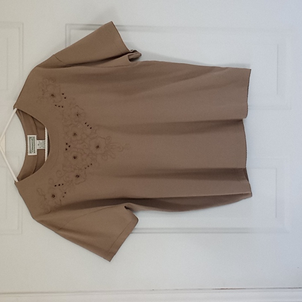 Short sleeve top size XL shenanigans tan